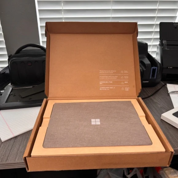 "Microsoft Surface Pro 9 with 5G - Microsoft SQ 3, 16GB RAM, 256GB - Platinum